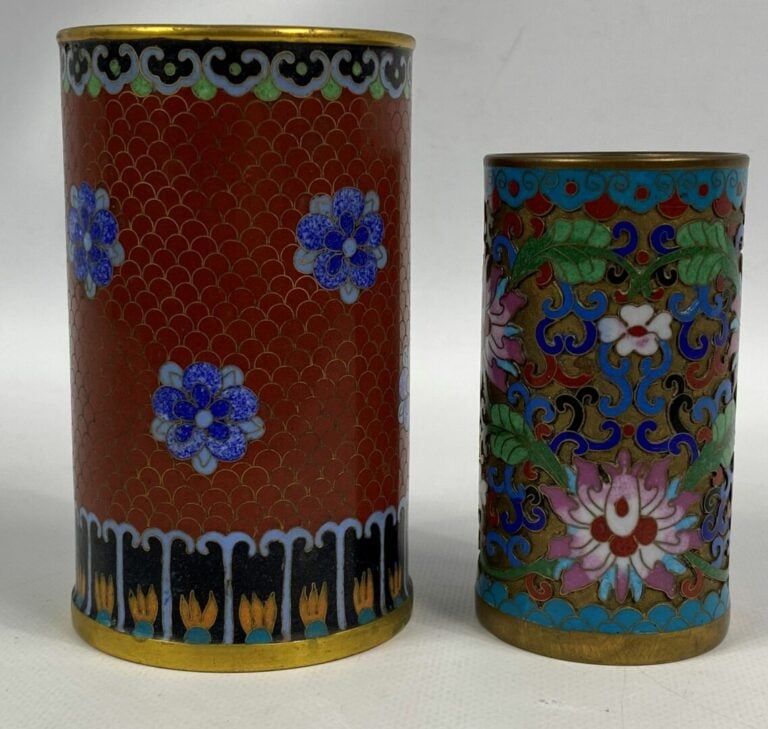 CHINE - Petit pot à pinceaux en émaux cloisonnés à décor de fleurs de lotus et…