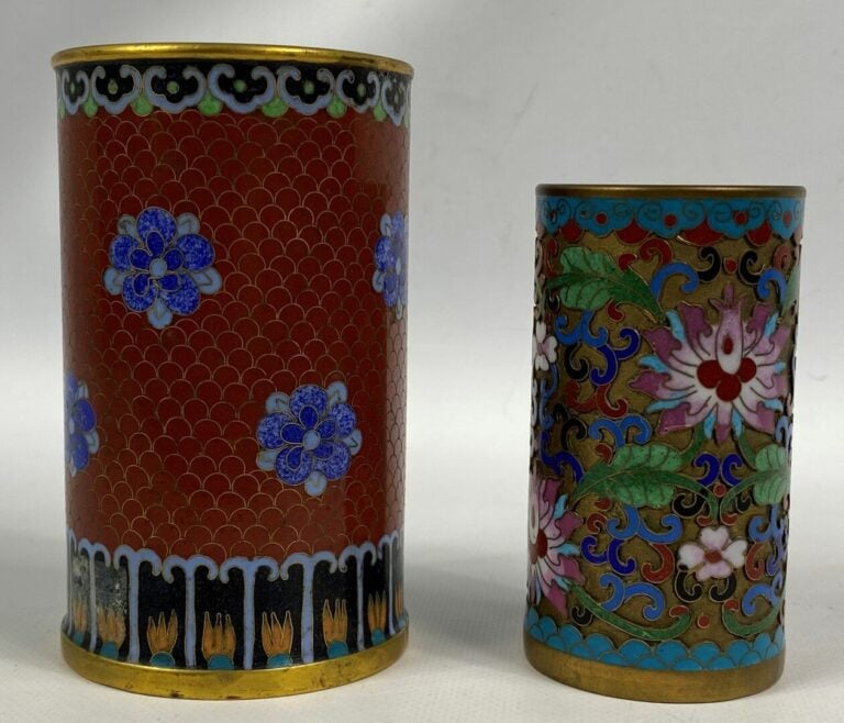 CHINE - Petit pot à pinceaux en émaux cloisonnés à décor de fleurs de lotus et…