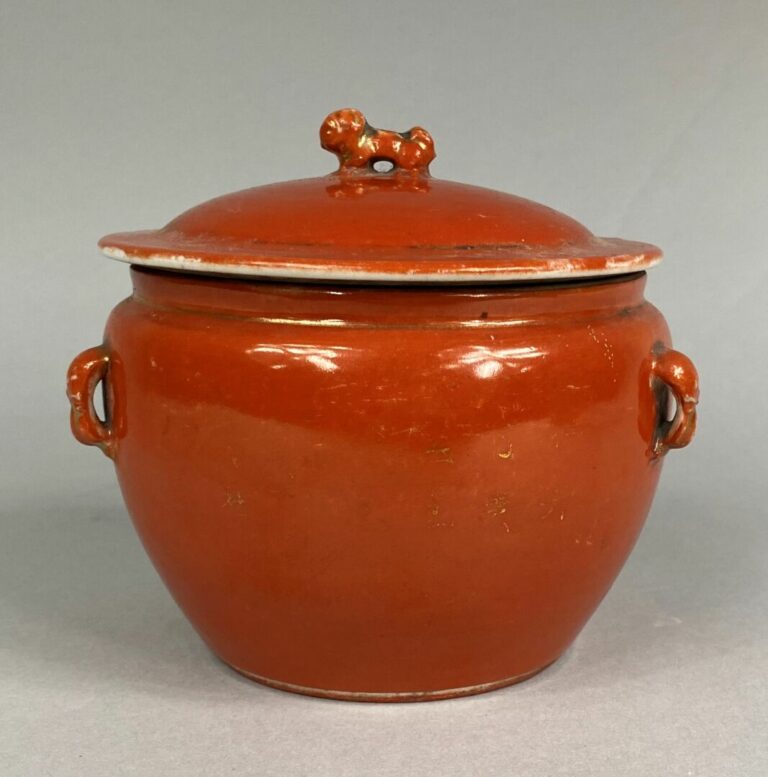 CHINE - Petit pot couvert en céramique de couleur corail. Le frétel en forme de…