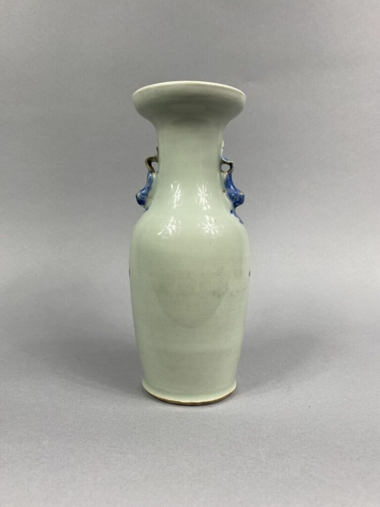 CHINE - Petit vase balustre à décor de personnage en camaïeu bleu sur fond céla…