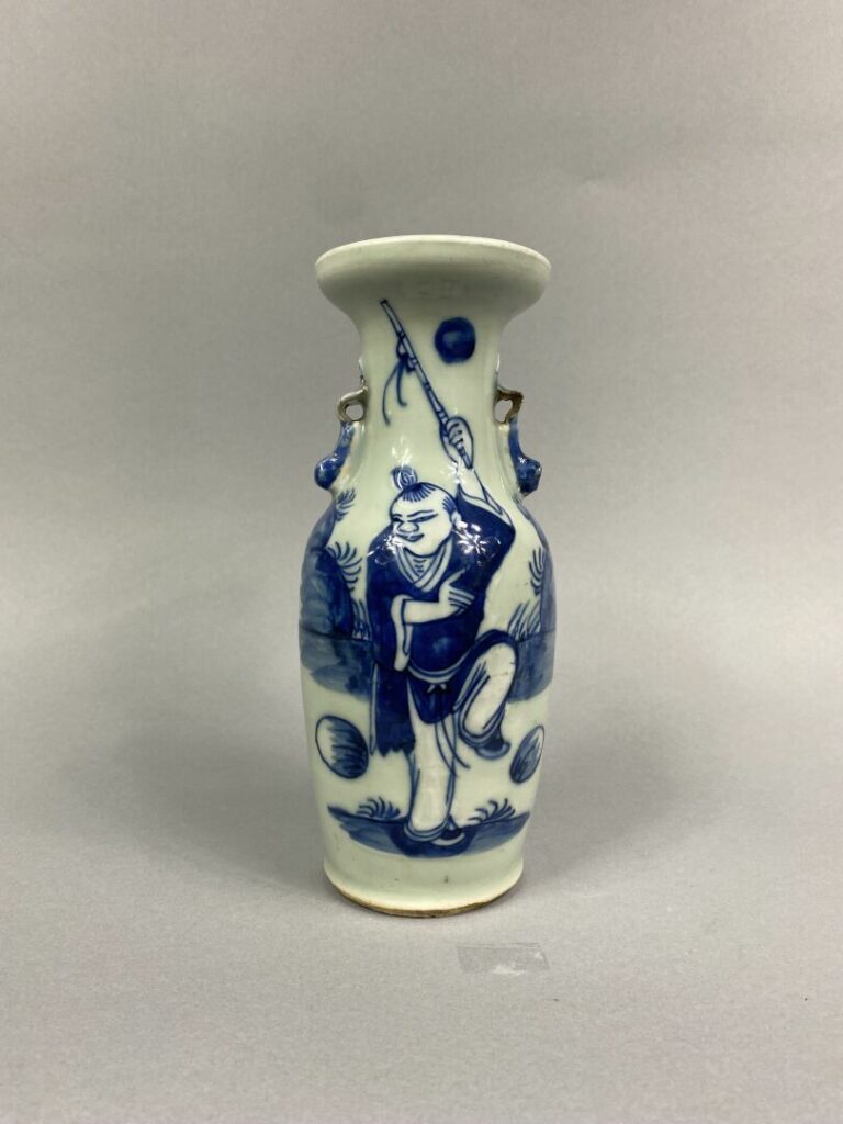 CHINE - Petit vase balustre à décor de personnage en camaïeu bleu sur fond céla…