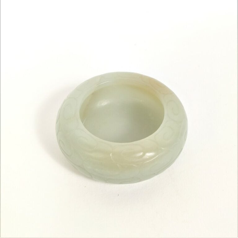 CHINE - Petite coupelle à décor de volutes - (Fêle) - D: 4.5cm
