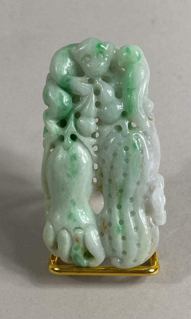 CHINE - Plaque en jade jadéite sculptée d'une main de bouddha d'un singe et de…