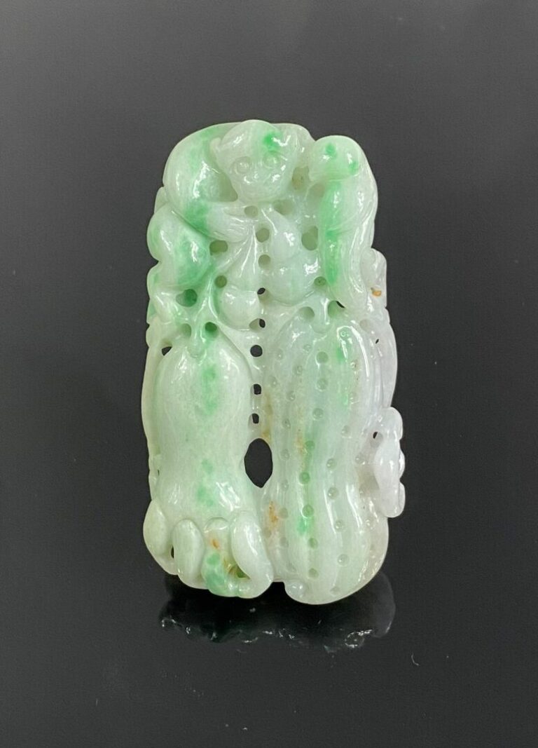 CHINE - Plaque en jade jadéite sculptée d'une main de bouddha d'un singe et de…