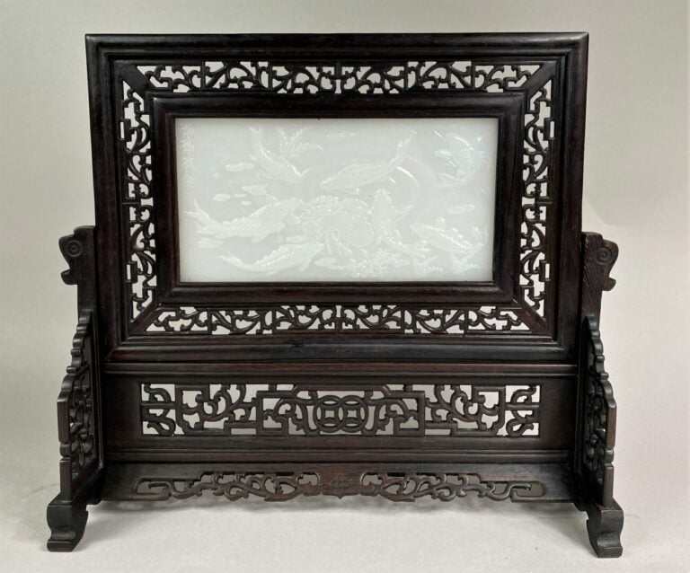CHINE - Plaque en verre blanc laiteux sculptée formant écran à décor de carpes…