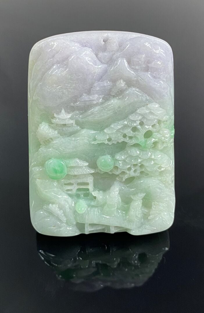 CHINE - Plaque rectangulaire en jade jadéite nuancée de vert et lavande. Elle e…