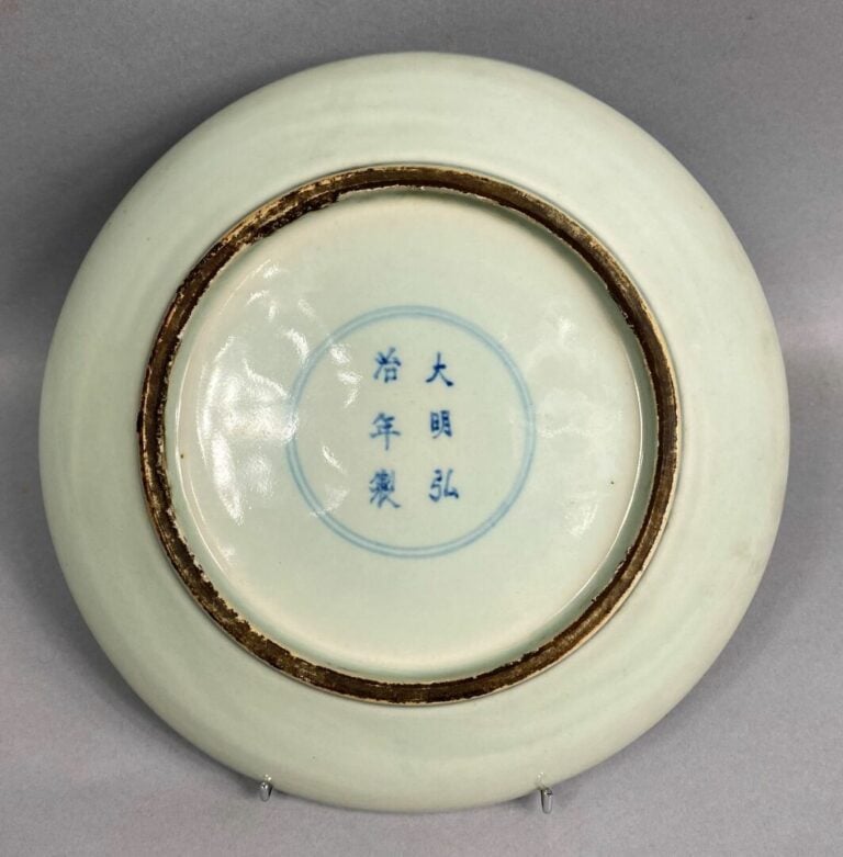 CHINE - Plat en porcelaine bleu blanc à décor de deux dragons s'affrontant pour…