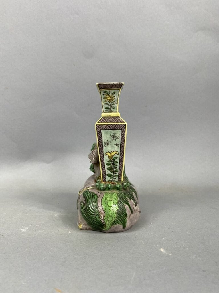 CHINE - Porte-encens en grès émaillé dans les tons violet et vert représentant…
