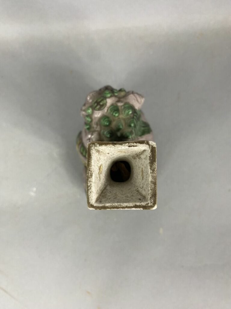 CHINE - Porte-encens en grès émaillé dans les tons violet et vert représentant…