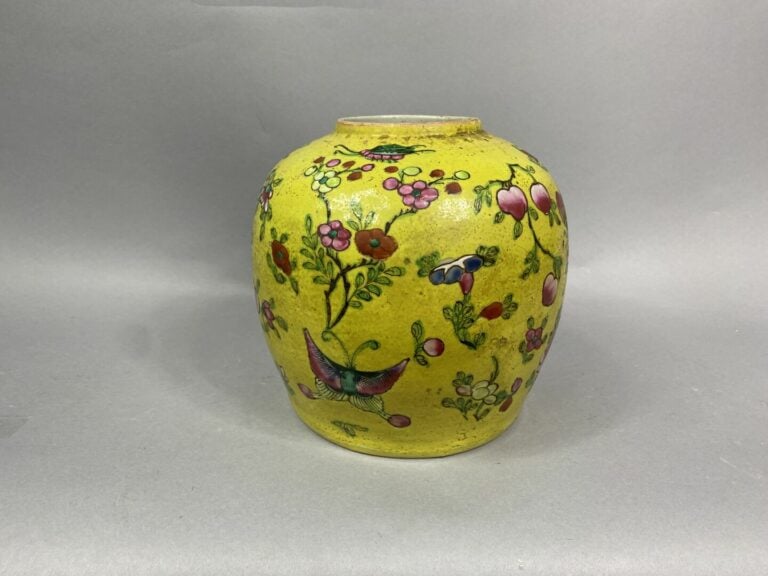 CHINE - Pot à gingembre en porcelaine émaillée jaune à décor de pêches de longé…