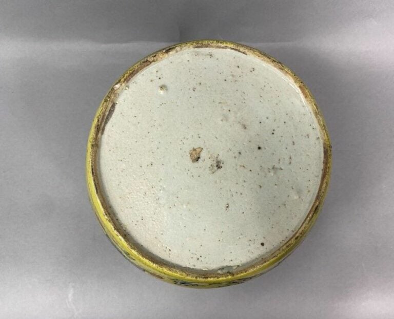 CHINE - Pot à gingembre en porcelaine émaillée jaune à décor de pêches de longé…