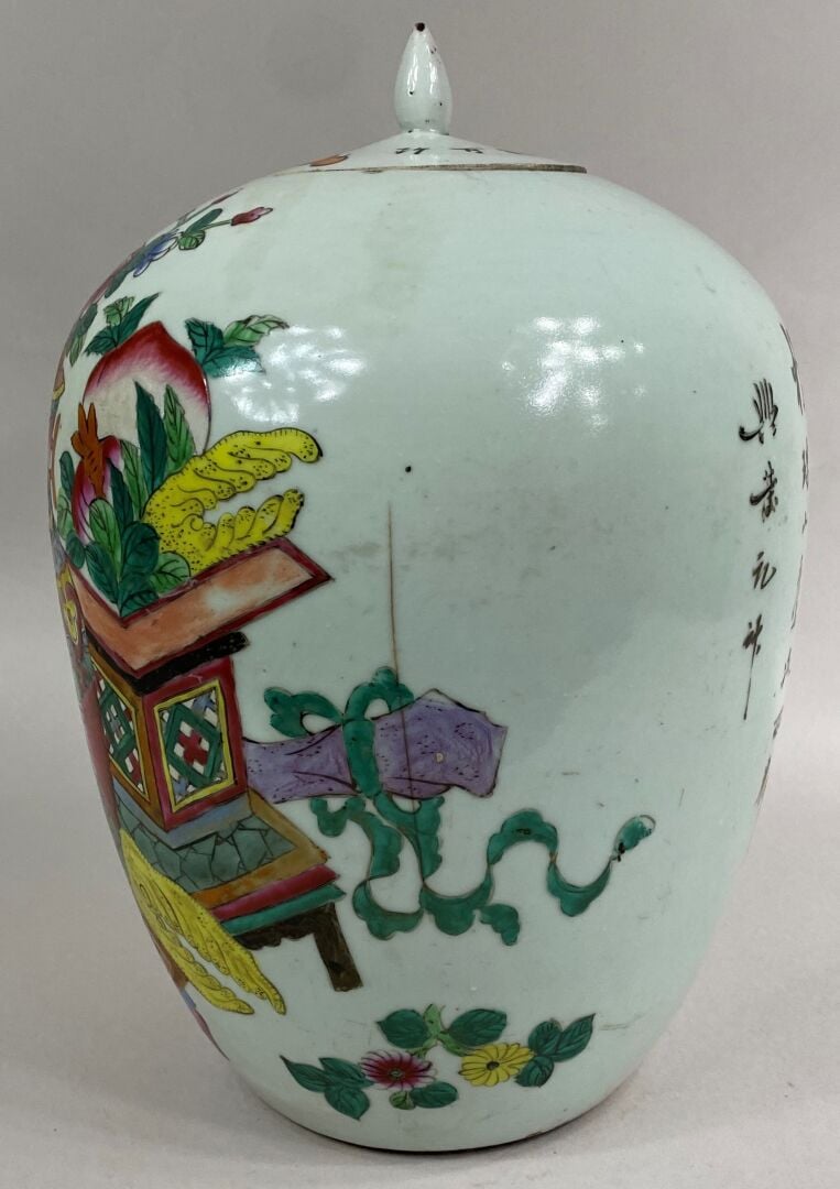 CHINE, - Potiche couverte en porcelaine émaillée à décor de vases archaïsants f…