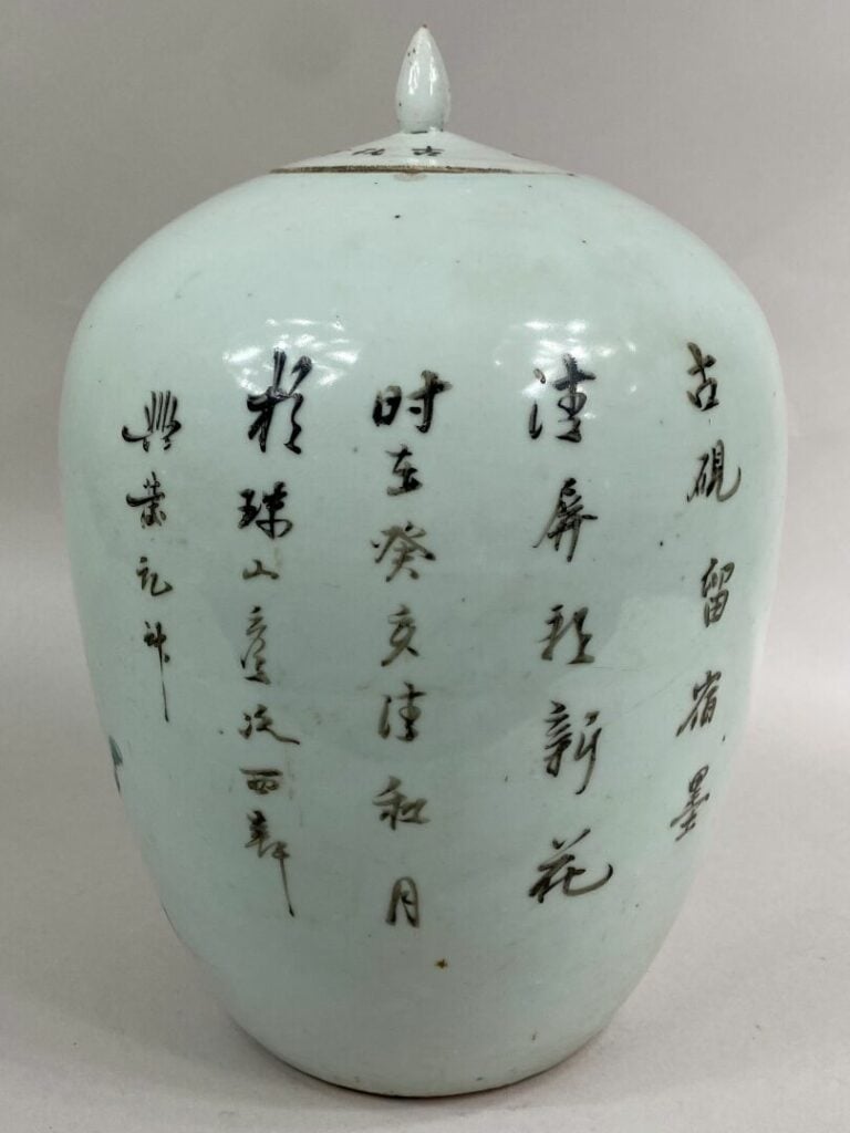 CHINE, - Potiche couverte en porcelaine émaillée à décor de vases archaïsants f…