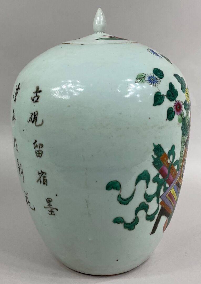 CHINE, - Potiche couverte en porcelaine émaillée à décor de vases archaïsants f…