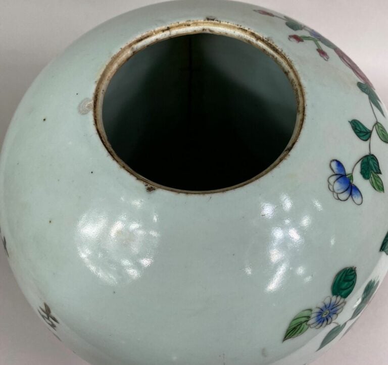 CHINE, - Potiche couverte en porcelaine émaillée à décor de vases archaïsants f…