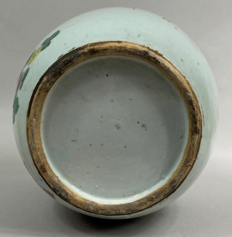 CHINE, - Potiche couverte en porcelaine émaillée à décor de vases archaïsants f…