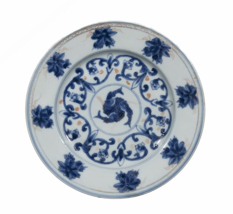 CHINE - Quatre assiettes en porcelaine compagnie des Indes. - Diamètre : 22 cm
