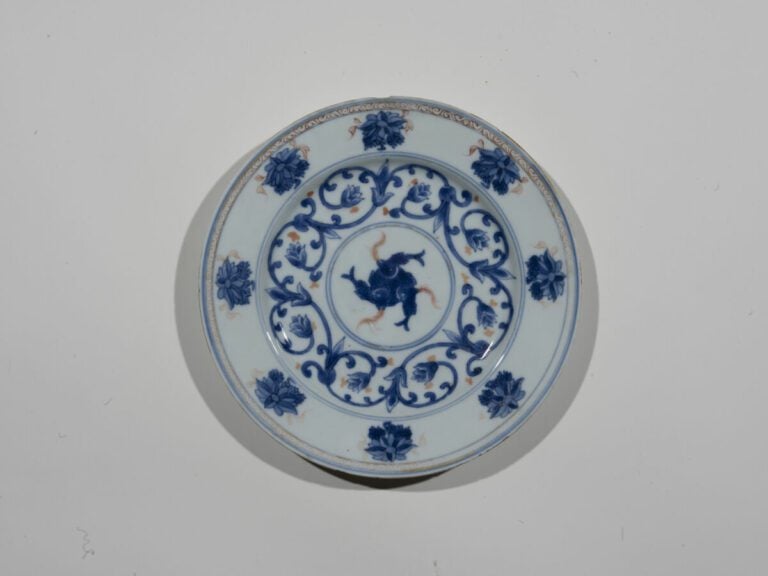 CHINE - Quatre assiettes en porcelaine compagnie des Indes. - Diamètre : 22 cm