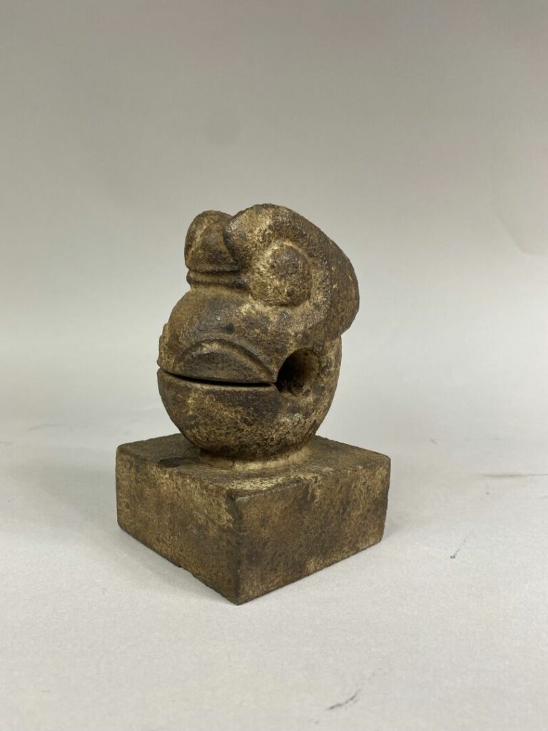 CHINE ? - Seau en pierre sculptée représentant un animal stylisé. Ecriture arch…