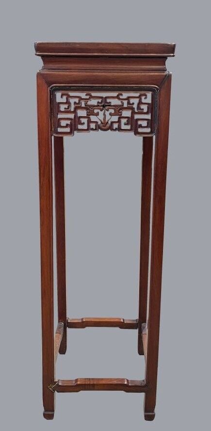 CHINE, - Sellette haute de forme carrée en bois sculpté et ajouré. La ceinture…