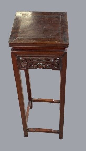 CHINE, - Sellette haute de forme carrée en bois sculpté et ajouré. La ceinture…