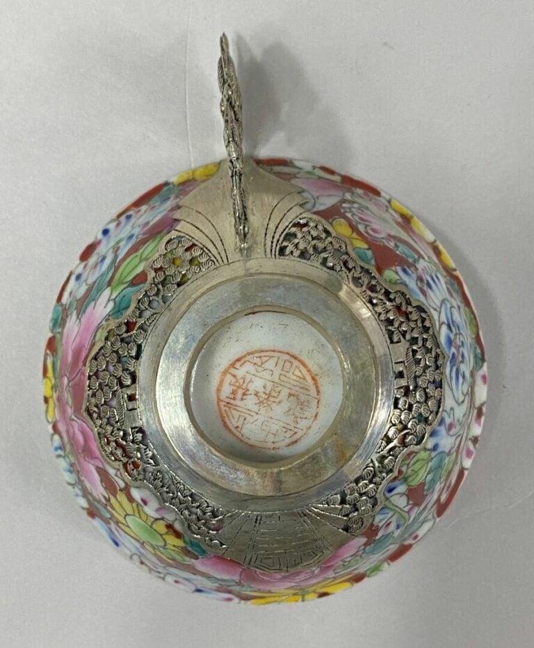 CHINE - Service à thé en porcelaine émaillée polychrome à décor de fleurs dans…