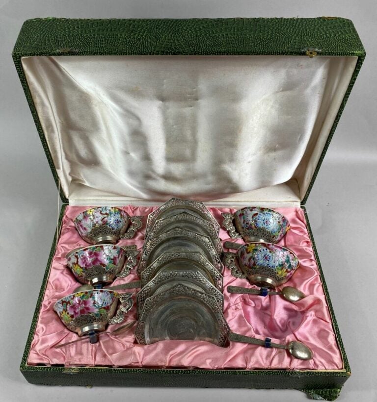 CHINE - Service à thé en porcelaine émaillée polychrome à décor de fleurs dans…