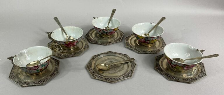 CHINE - Service à thé en porcelaine émaillée polychrome à décor de fleurs dans…