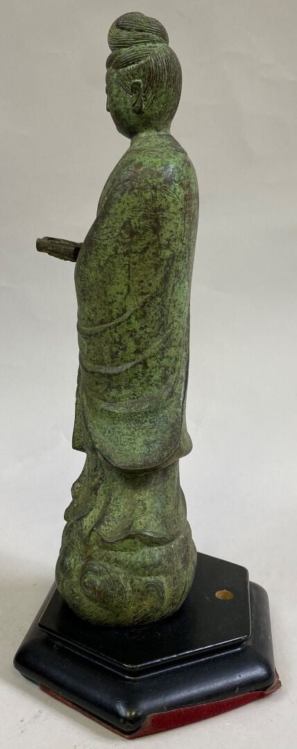 CHINE - Sujet en bronze représentant une divinité tenant un rouleau dans sa mai…