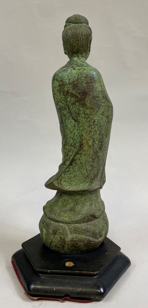CHINE - Sujet en bronze représentant une divinité tenant un rouleau dans sa mai…
