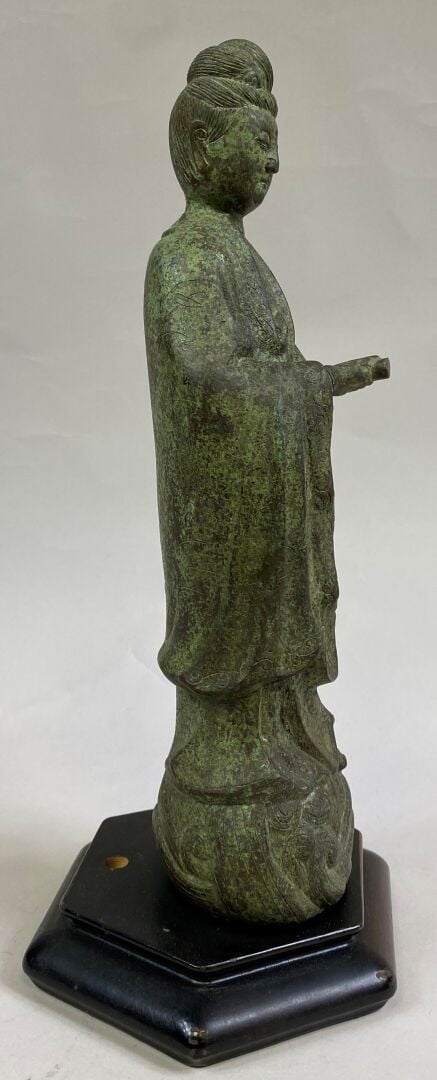 CHINE - Sujet en bronze représentant une divinité tenant un rouleau dans sa mai…