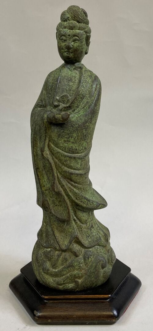 CHINE - Sujet en bronze représentant une divinité tenant un rouleau dans sa mai…