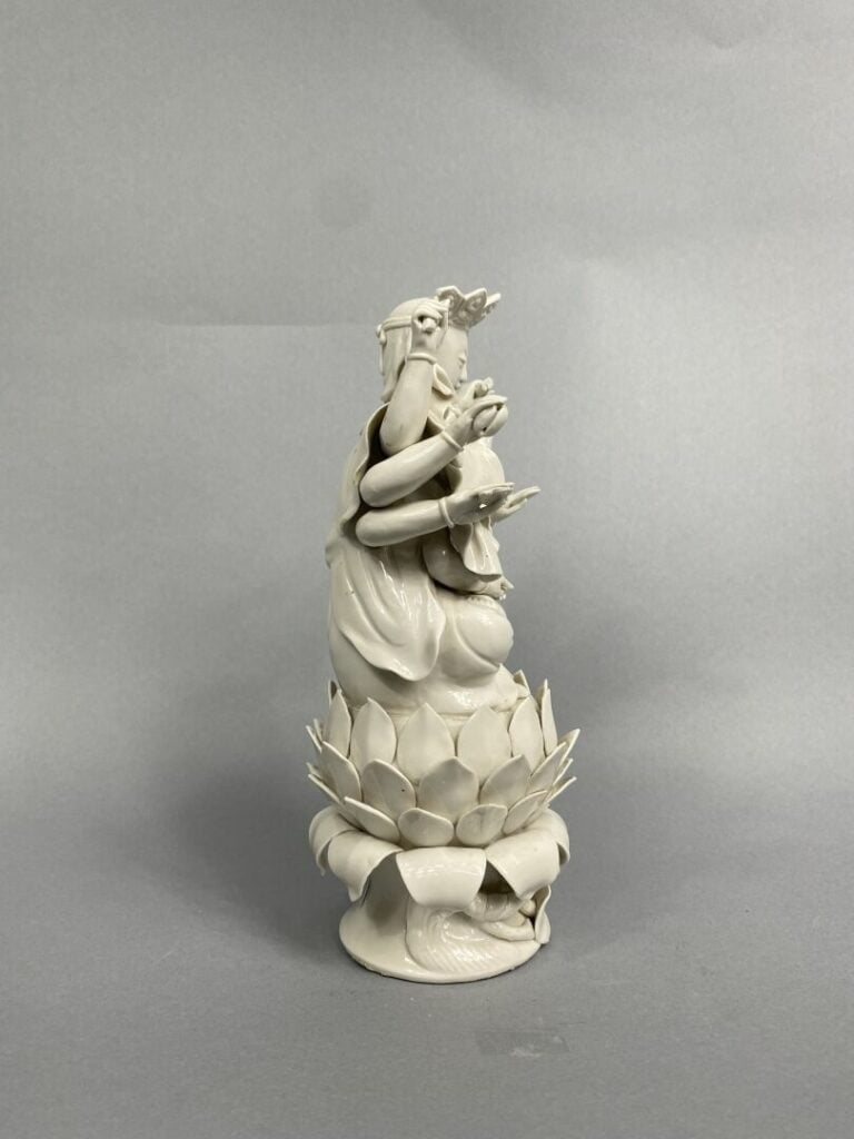 CHINE - Sujet en porcelaine blanc de Chine représentant une divinité sur une ba…