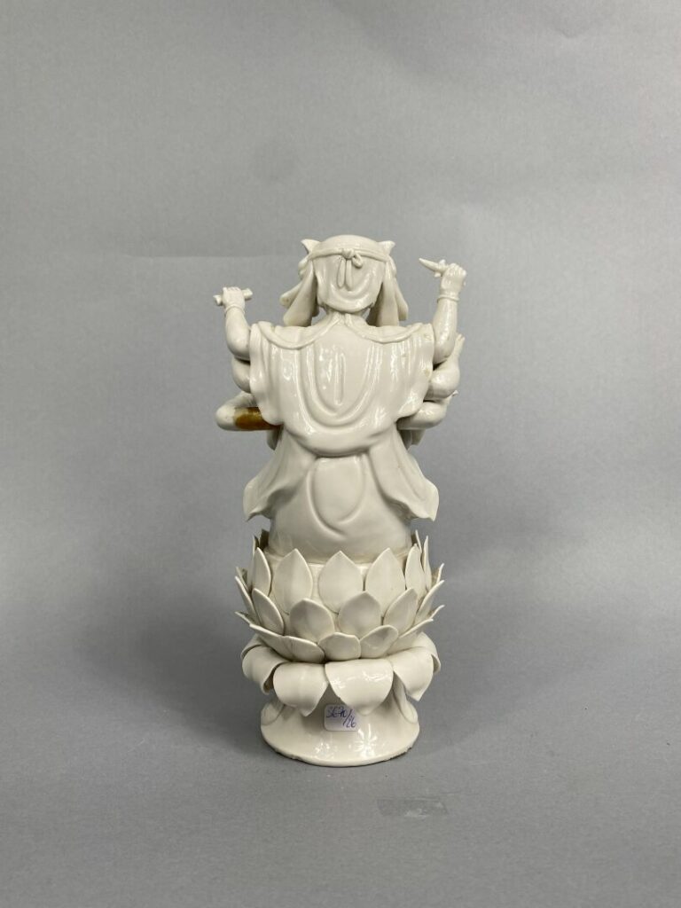 CHINE - Sujet en porcelaine blanc de Chine représentant une divinité sur une ba…