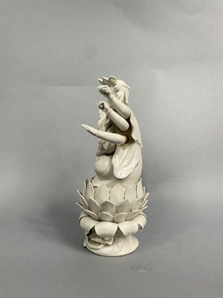 CHINE - Sujet en porcelaine blanc de Chine représentant une divinité sur une ba…