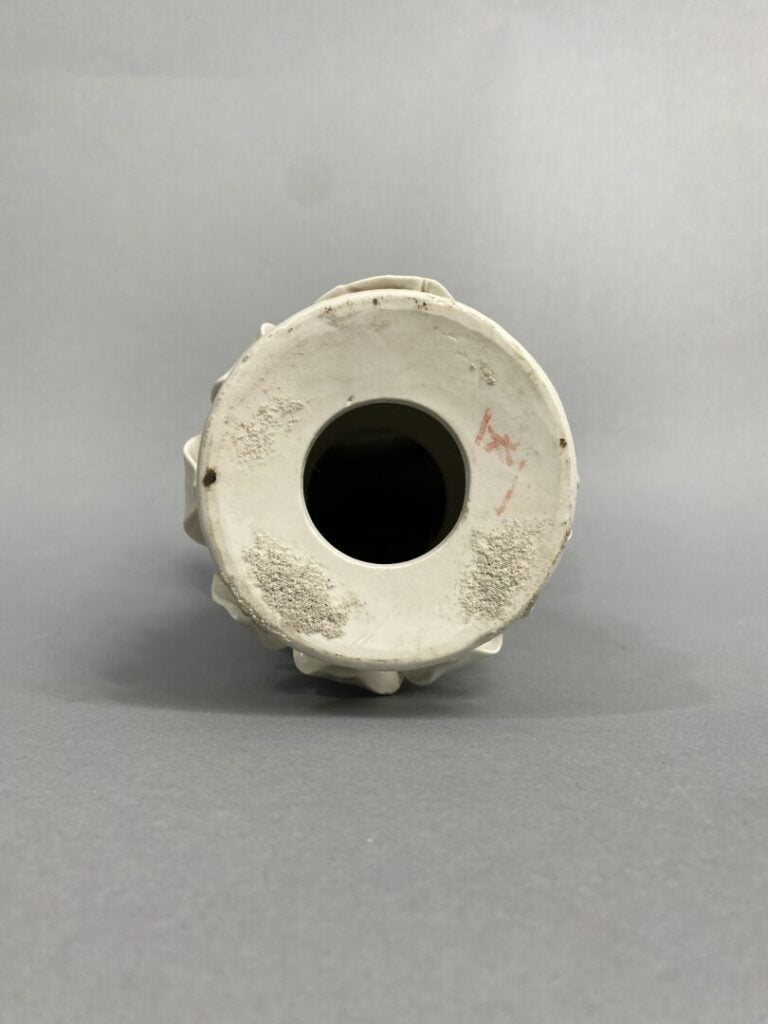 CHINE - Sujet en porcelaine blanc de Chine représentant une divinité sur une ba…