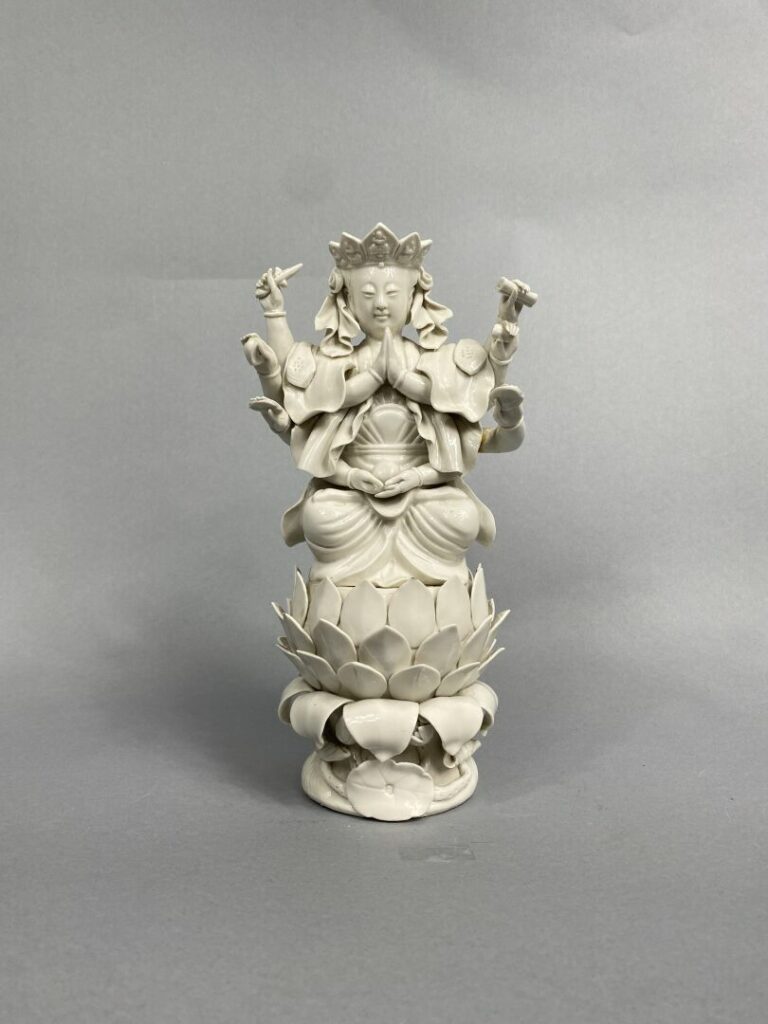 CHINE - Sujet en porcelaine blanc de Chine représentant une divinité sur une ba…