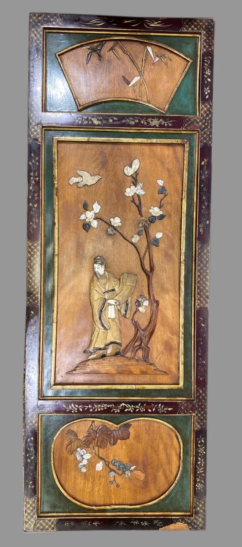 CHINE - Table basse rectangulaire en bois, le plateau st sculpté en relief d'oi…