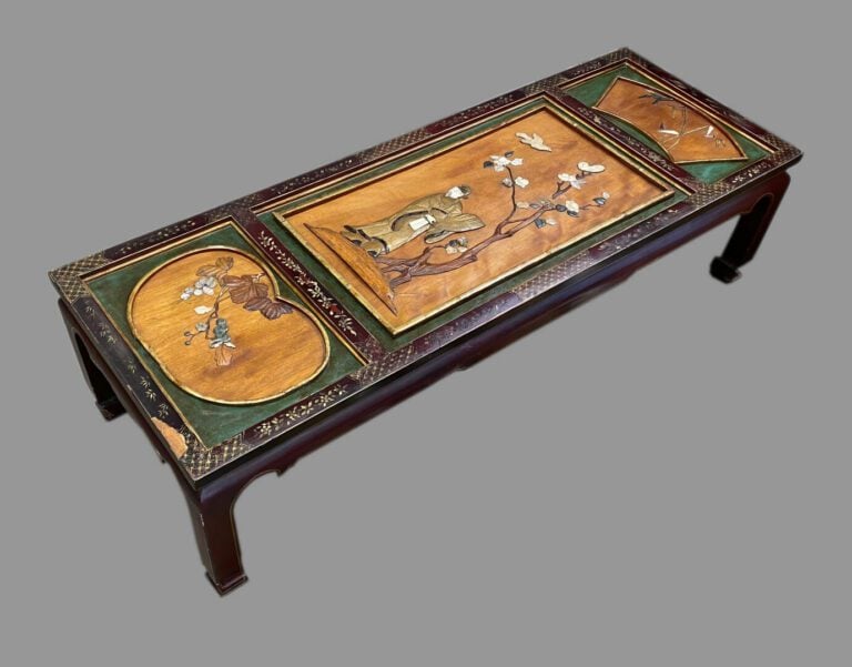 CHINE - Table basse rectangulaire en bois, le plateau st sculpté en relief d'oi…