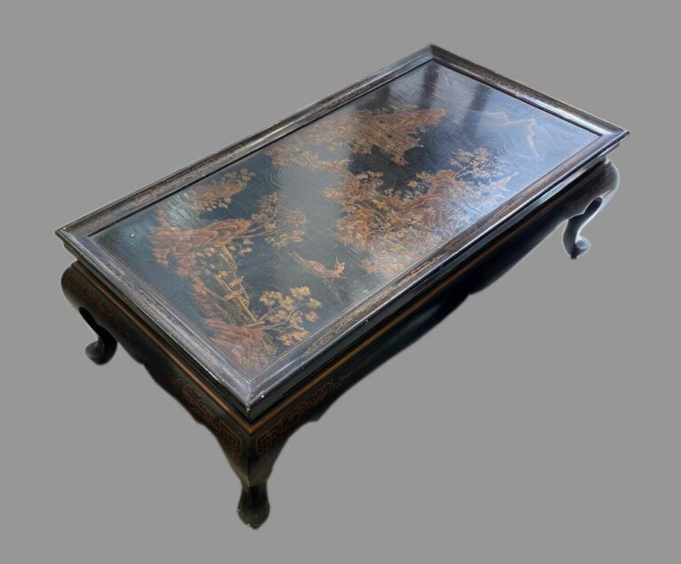 CHINE - Table basse rectangulaire en bois noirci à décor de paysage de montagne…