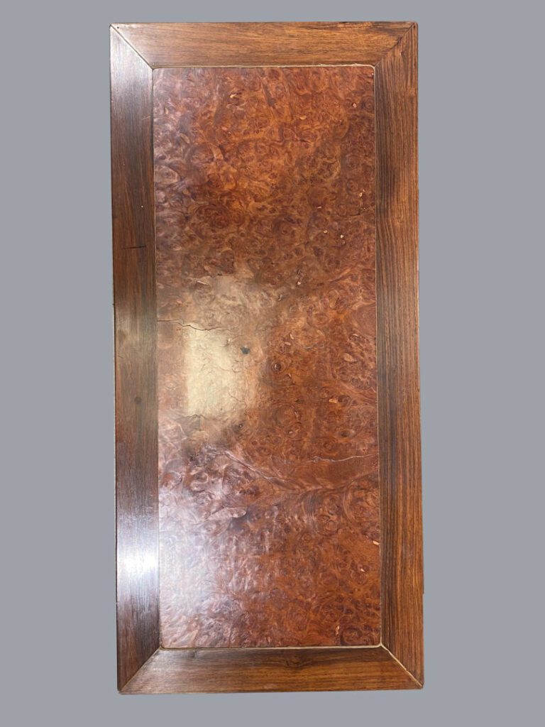 CHINE - Table basse rectangulaire en bois sculpté et plateau de loupe. Piètemen…