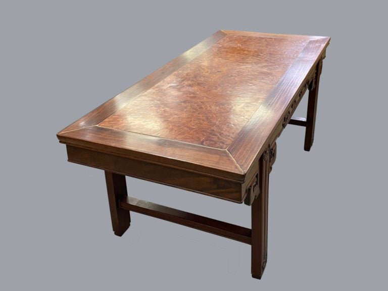 CHINE - Table basse rectangulaire en bois sculpté et plateau de loupe. Piètemen…