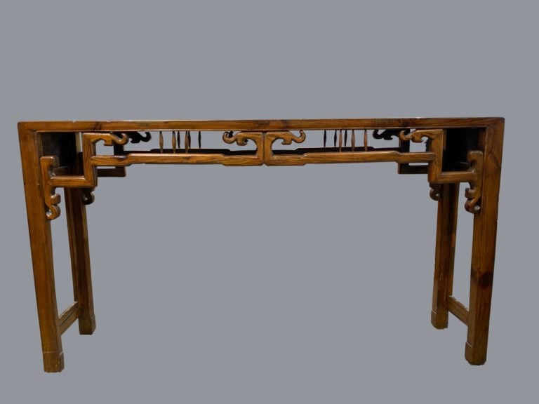 CHINE - Table / console en bois sculpté rectangulaire. La ceinture est ajourée…