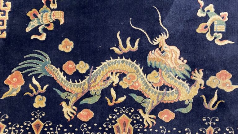 CHINE - Tapis à décor de dragons volant parmi des volutes nuageuses chassant la…