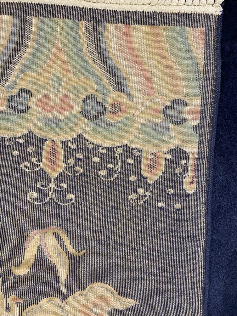 CHINE - Tapis à décor de dragons volant parmi des volutes nuageuses chassant la…