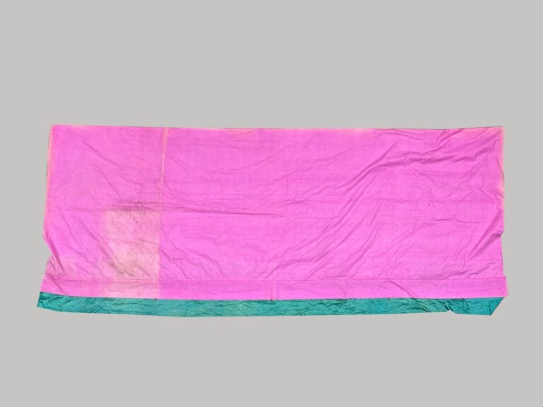 CHINE, - Tenture en tissu et velours ornée de caractères sur fond rouge.