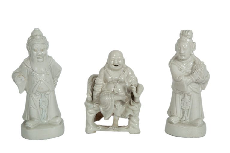 CHINE. - Trois figurines, Femme tenant un paquet, Bouddah souriant dans un faut…