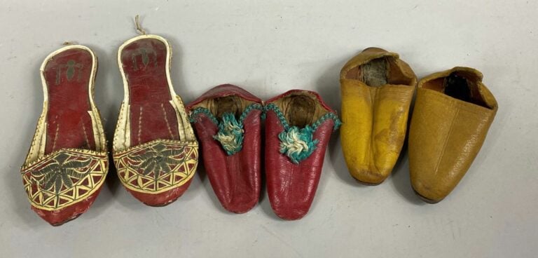 CHINE, - Trois paires de chaussures en tissu et soie brodée (usures) - Long (la…