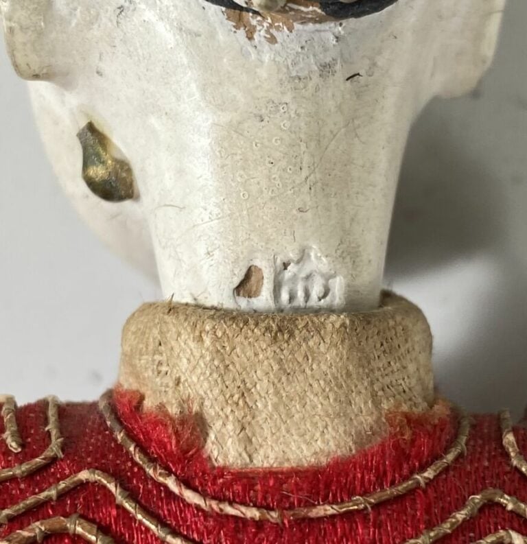 CHINE - Une poupée en bois articulée peinte . - Marque à la base du cou - H: 27…