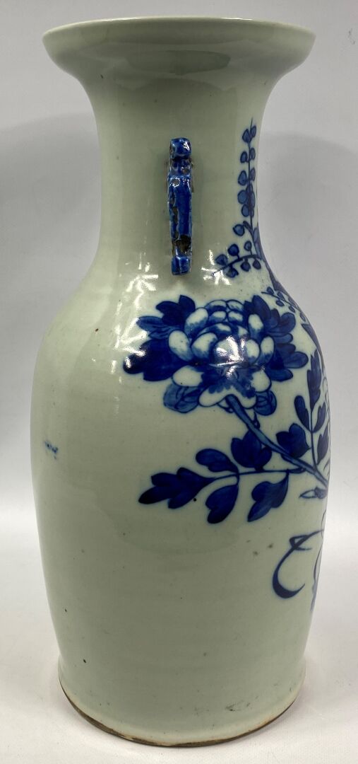 CHINE - Vase balustre à col évasé en porcelaine à décor bleu blanc d'oiseau bra…